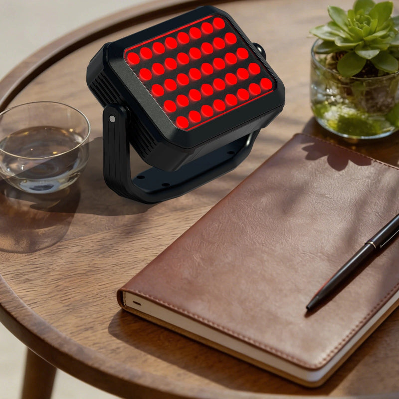 Handheld paneel staat in scheve stand op salontafel