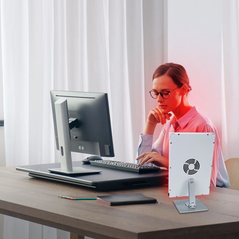 Vrouw achter computer met tafelmodel T2 aan, naast haar op het bureau