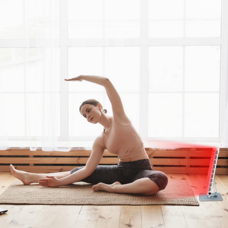 Vrouw doet Yoga vlak voor een werkend tafelmodel roodlicht