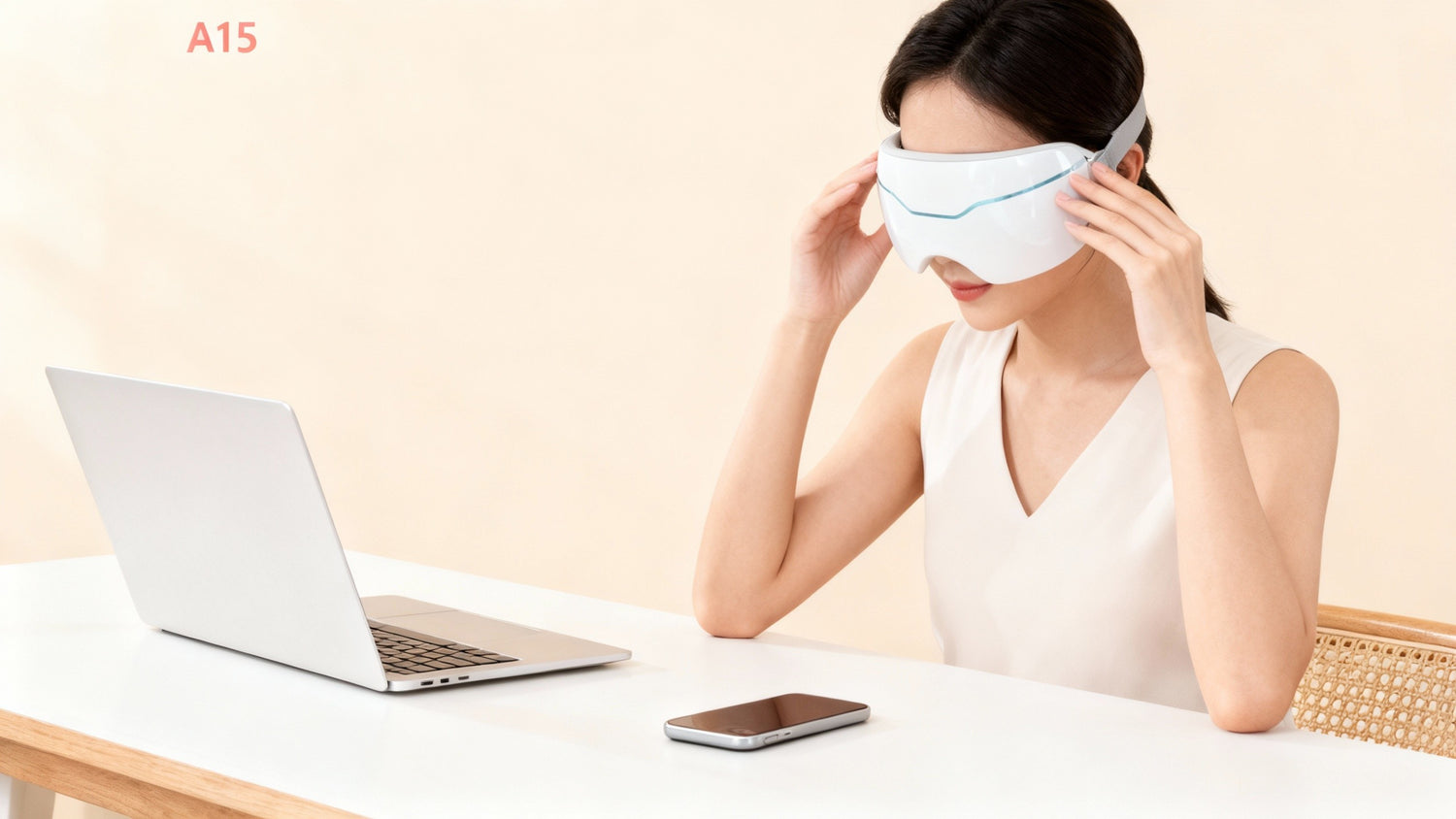 Vrouw_bij_bureau_zet_stoommasker_op