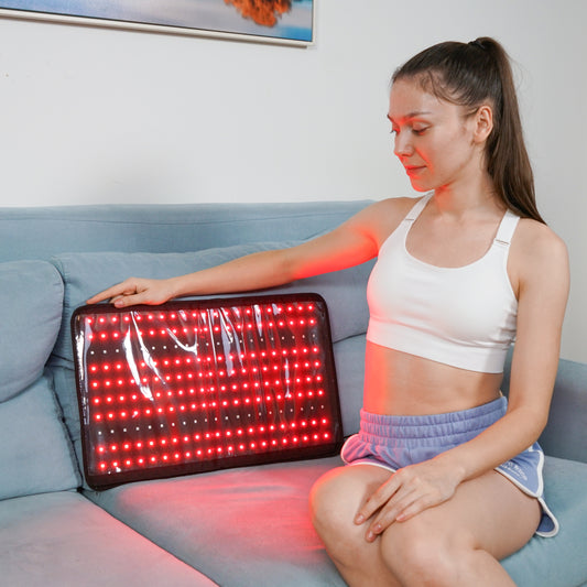 Vrouw installeert roodlicht mat als kussen