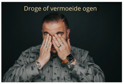Man rijft in vermoeide ogen